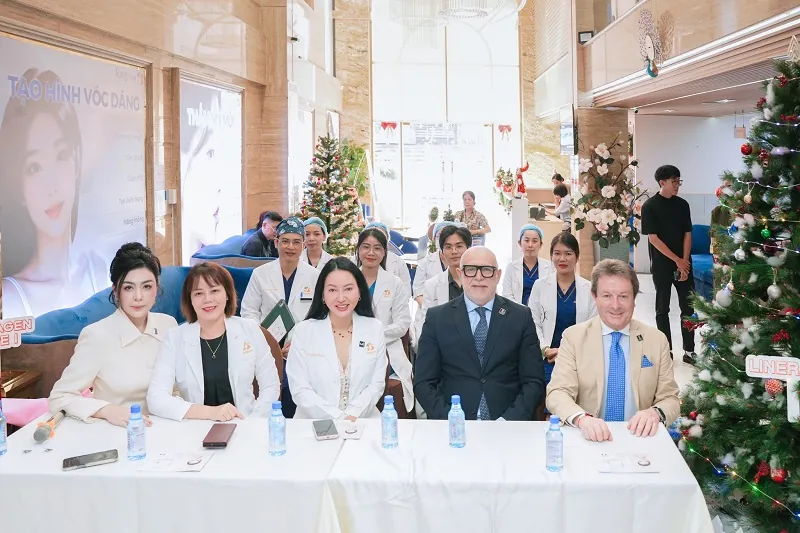 Ekip các bác sĩ Da liễu của Kangnam và đơn vị phân phối