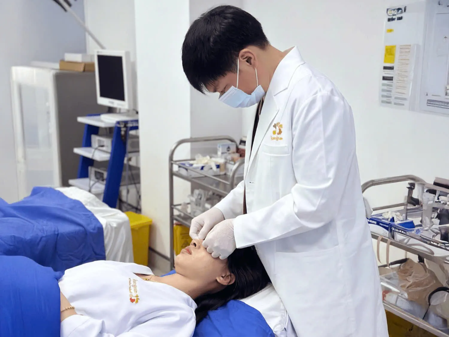 Bác sĩ kiểm tra lại dáng mũi cho khách hàng