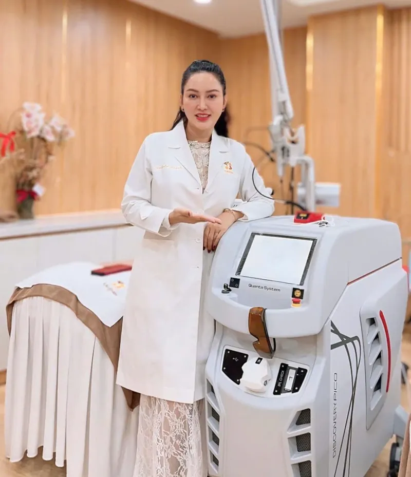 Bác sĩ Dr. Jolie Huỳnh trực tiếp điều trị với hơn 15 năm kinh nghiệm